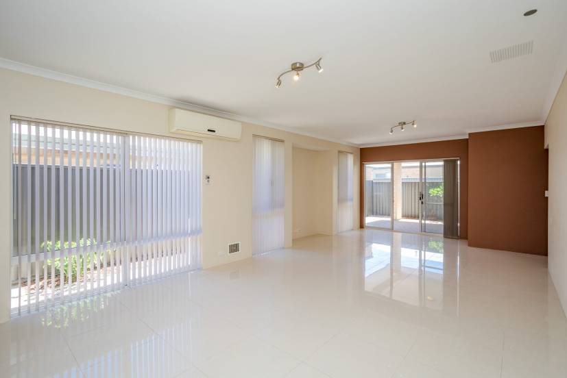 4 Strathclyde Circuit, CHAMPION LAKES, WA 6111 AUS