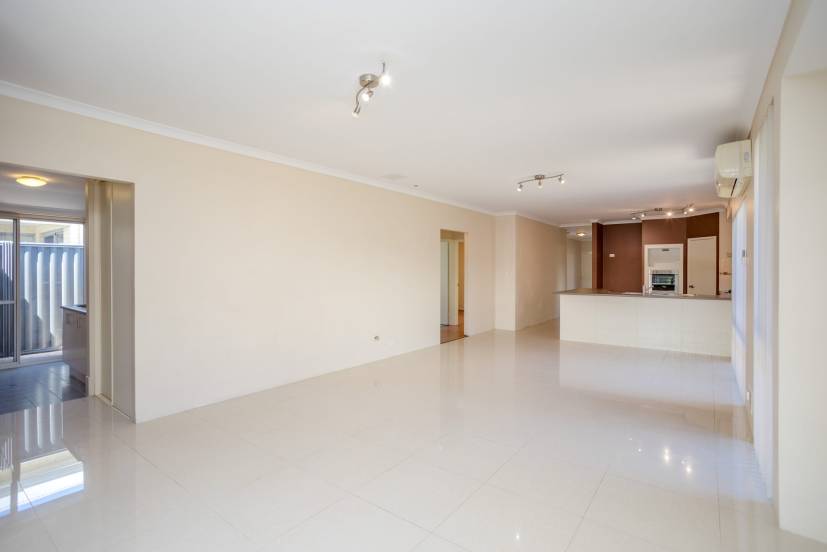 4 Strathclyde Circuit, CHAMPION LAKES, WA 6111 AUS