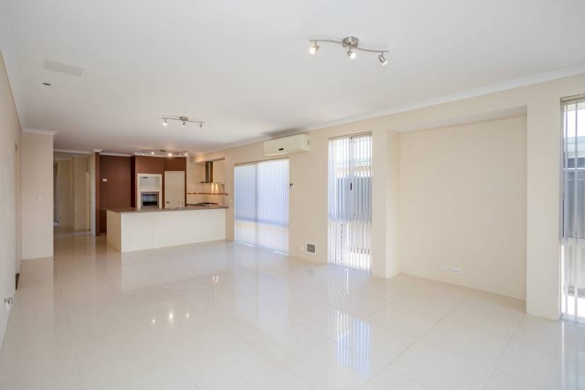 4 Strathclyde Circuit, CHAMPION LAKES, WA 6111 AUS