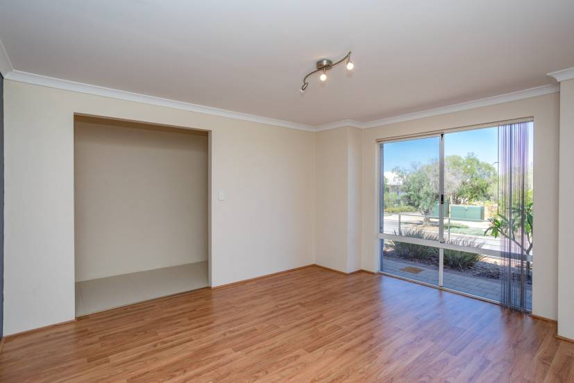 4 Strathclyde Circuit, CHAMPION LAKES, WA 6111 AUS