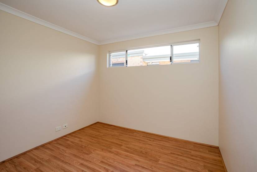 4 Strathclyde Circuit, CHAMPION LAKES, WA 6111 AUS