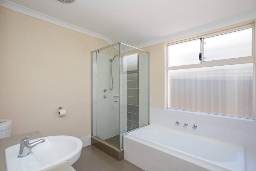 4 Strathclyde Circuit, CHAMPION LAKES, WA 6111 AUS