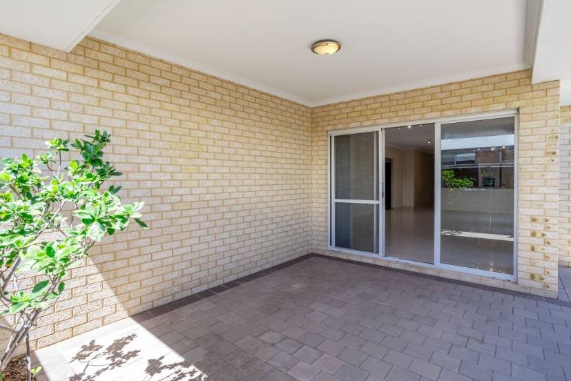 4 Strathclyde Circuit, CHAMPION LAKES, WA 6111 AUS