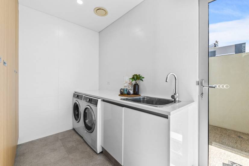 NORTH COOGEE, WA 6163 AUS