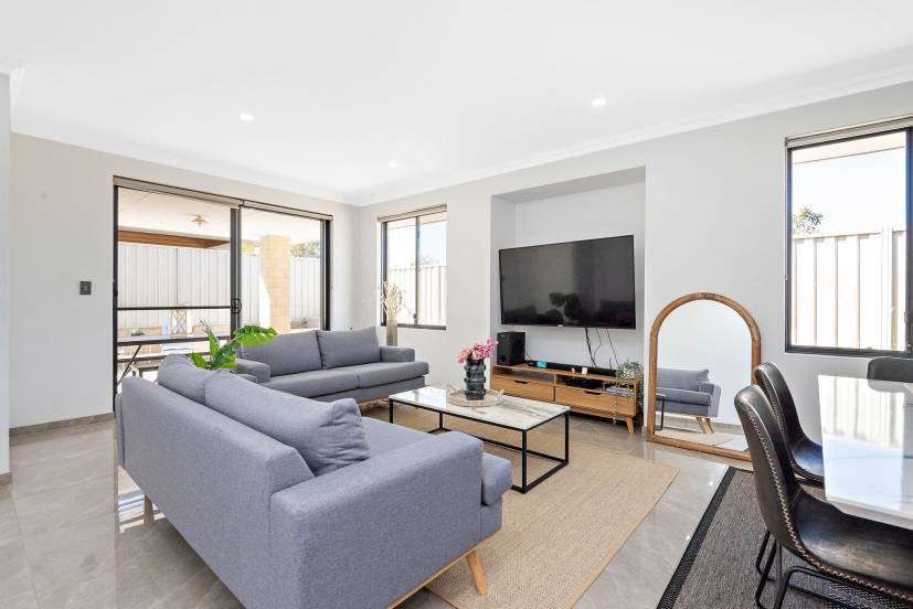 28 Addington Loop, PIARA WATERS, WA 6112 AUS