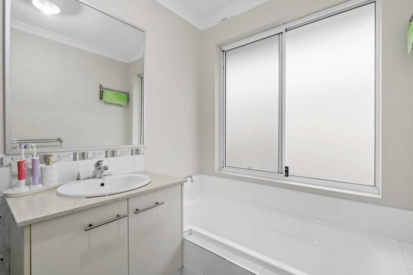 21 Binomial Way, PIARA WATERS, WA 6112 AUS