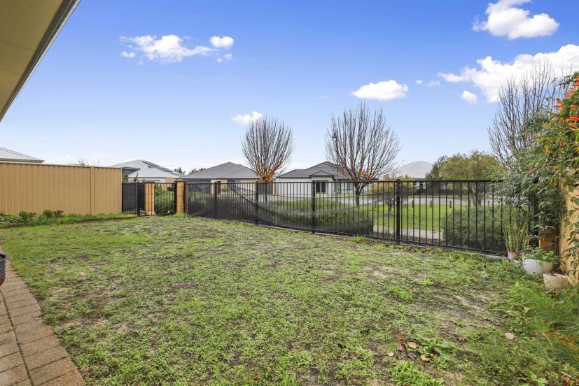 21 Binomial Way, PIARA WATERS, WA 6112 AUS