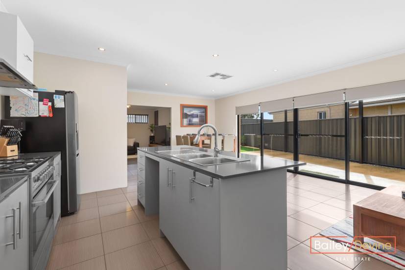 5 Plavin Street, PIARA WATERS, WA 6112 AUS