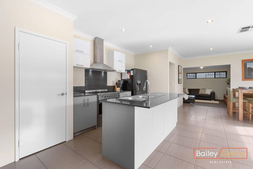 5 Plavin Street, PIARA WATERS, WA 6112 AUS