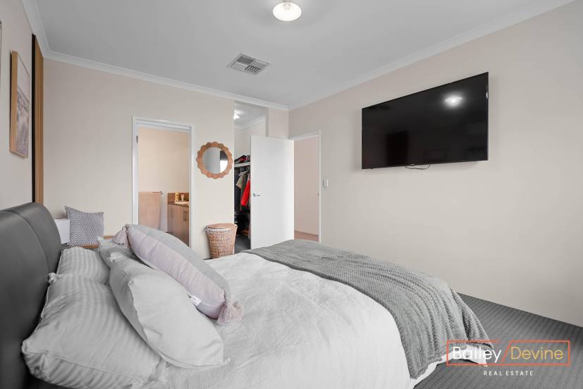 5 Plavin Street, PIARA WATERS, WA 6112 AUS