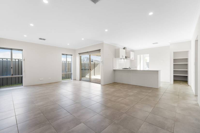 7 Tuff Way, PIARA WATERS, WA 6112 AUS