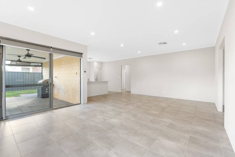 7 Tuff Way, PIARA WATERS, WA 6112 AUS