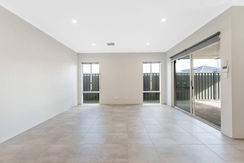 7 Tuff Way, PIARA WATERS, WA 6112 AUS