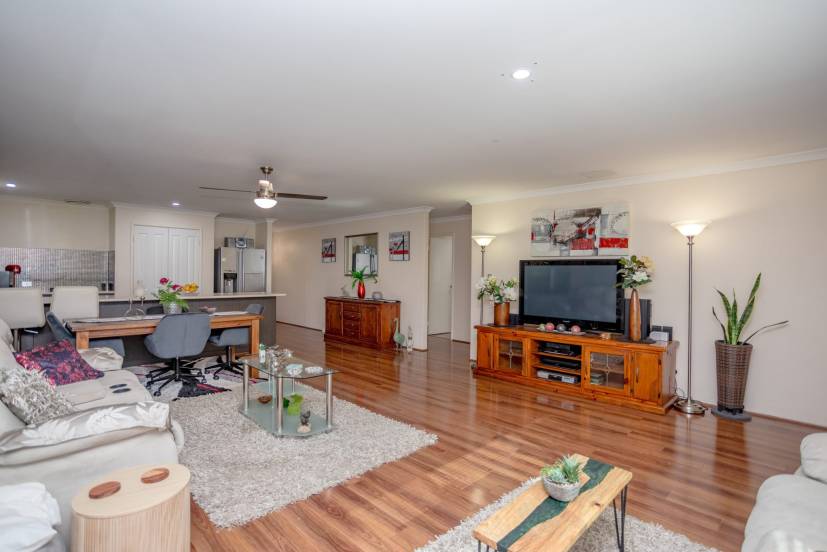 5 Goldfinch Bend, HARRISDALE, WA 6112 AUS