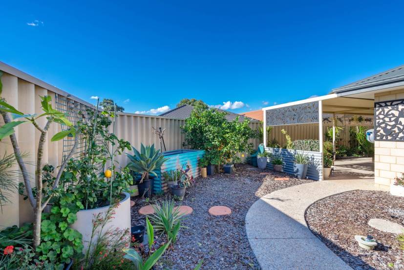 5 Goldfinch Bend, HARRISDALE, WA 6112 AUS