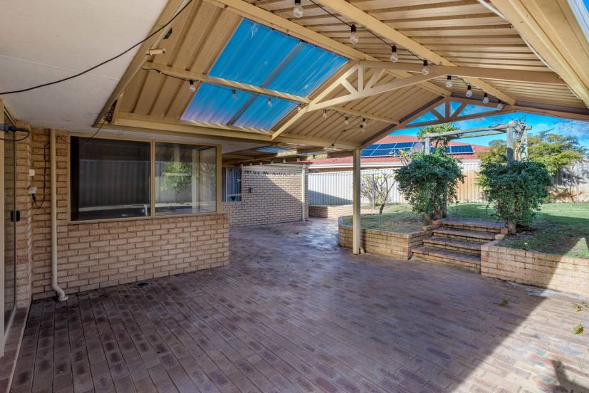 21 Redgum Court, THORNLIE, WA 6108 AUS