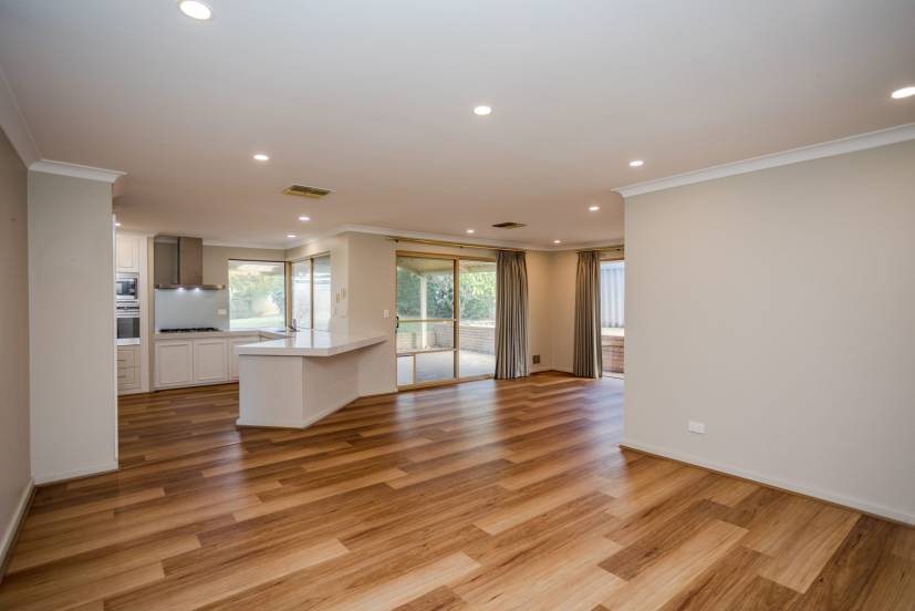 21 Redgum Court, THORNLIE, WA 6108 AUS