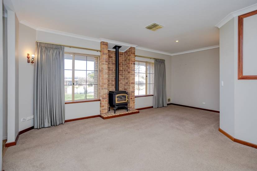 21 Redgum Court, THORNLIE, WA 6108 AUS