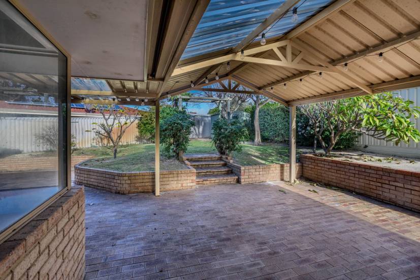 21 Redgum Court, THORNLIE, WA 6108 AUS