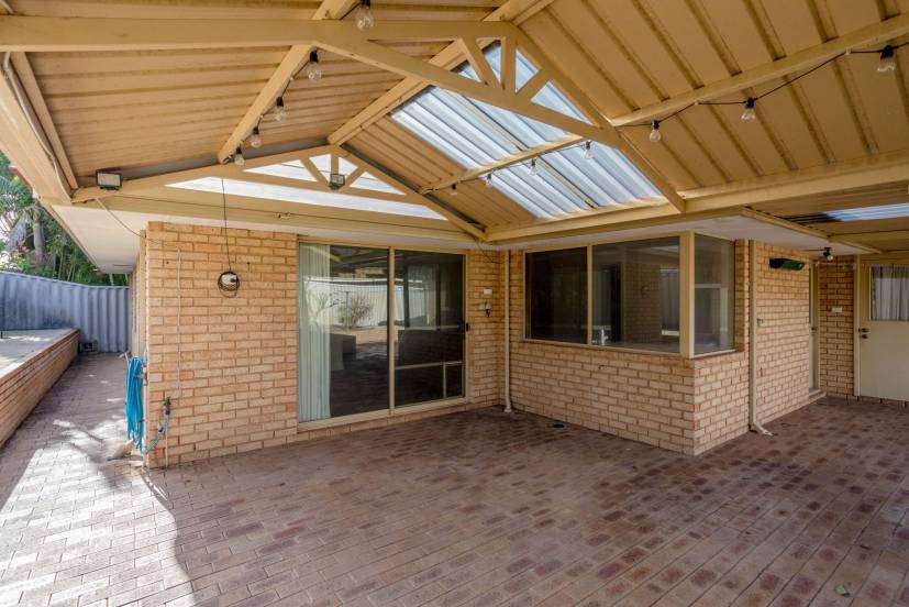 21 Redgum Court, THORNLIE, WA 6108 AUS