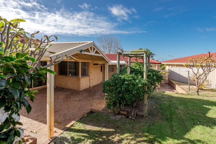 21 Redgum Court, THORNLIE, WA 6108 AUS