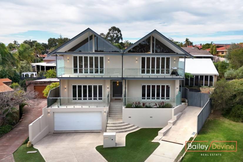 8 Martin Place, BIBRA LAKE, WA 6163 AUS
