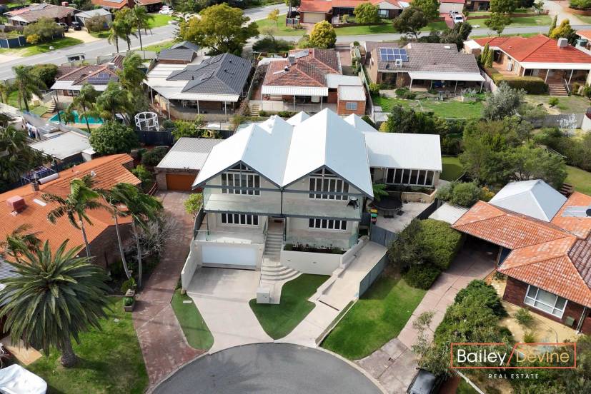 8 Martin Place, BIBRA LAKE, WA 6163 AUS