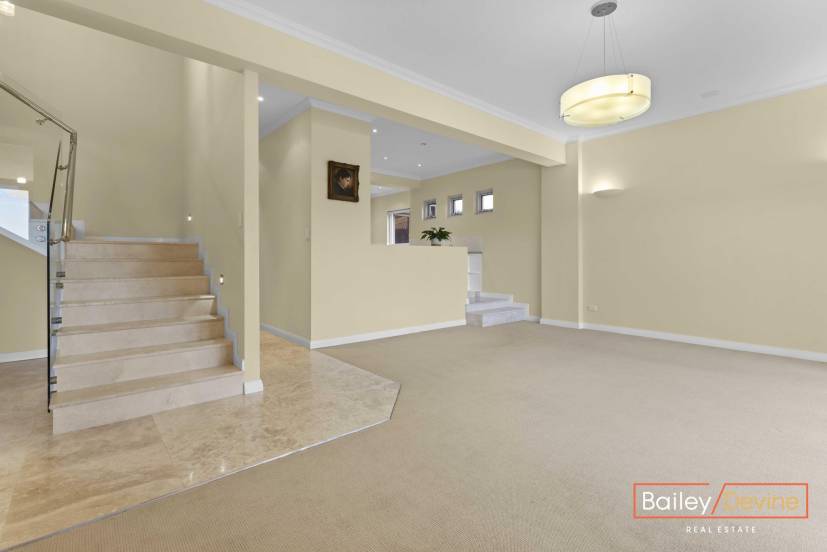 8 Martin Place, BIBRA LAKE, WA 6163 AUS