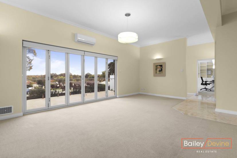 8 Martin Place, BIBRA LAKE, WA 6163 AUS