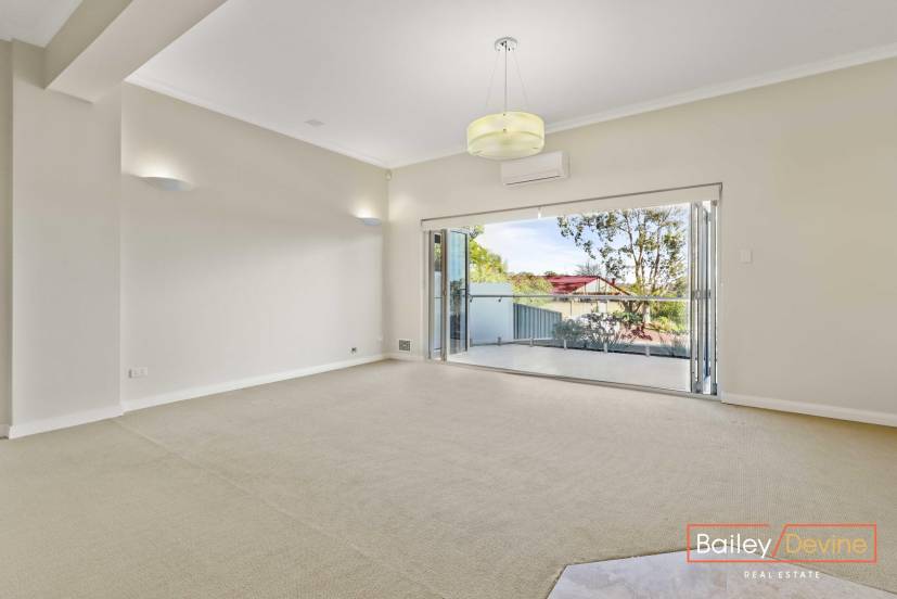 8 Martin Place, BIBRA LAKE, WA 6163 AUS