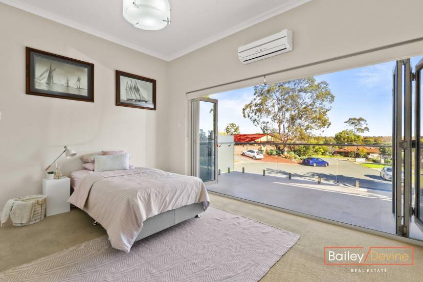 8 Martin Place, BIBRA LAKE, WA 6163 AUS