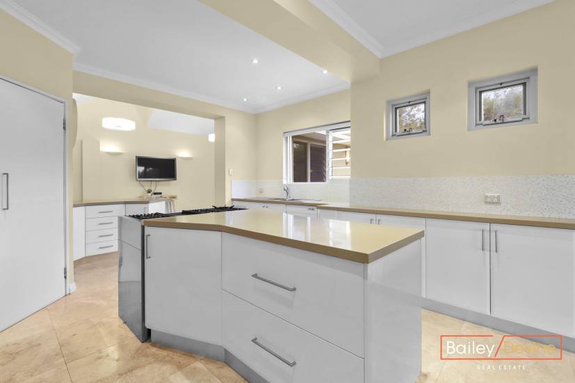 8 Martin Place, BIBRA LAKE, WA 6163 AUS
