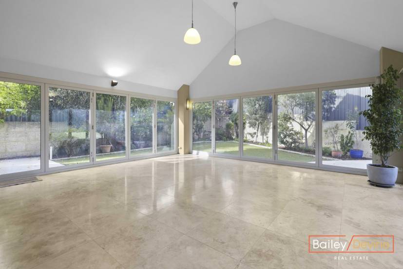 8 Martin Place, BIBRA LAKE, WA 6163 AUS