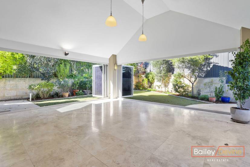 8 Martin Place, BIBRA LAKE, WA 6163 AUS
