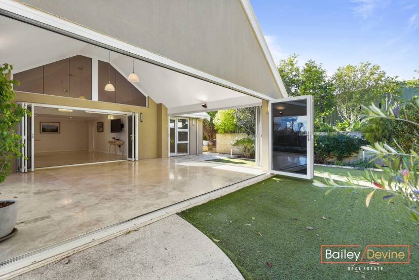 8 Martin Place, BIBRA LAKE, WA 6163 AUS