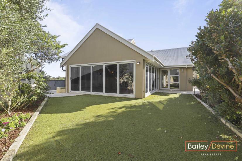 8 Martin Place, BIBRA LAKE, WA 6163 AUS