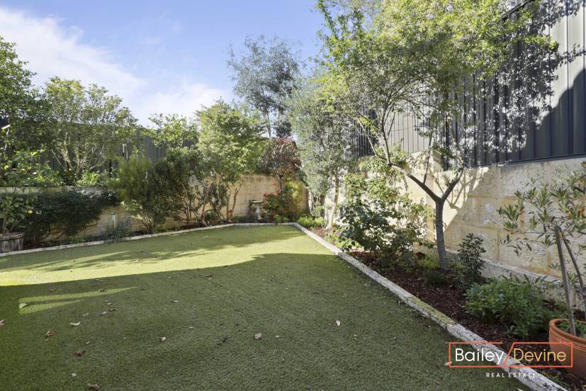 8 Martin Place, BIBRA LAKE, WA 6163 AUS