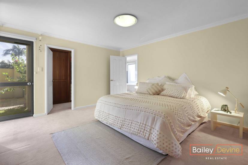 8 Martin Place, BIBRA LAKE, WA 6163 AUS