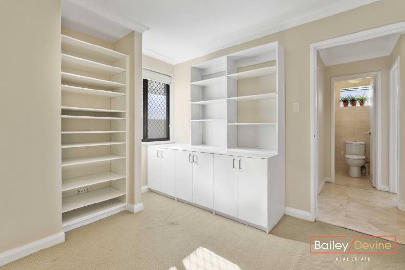 8 Martin Place, BIBRA LAKE, WA 6163 AUS