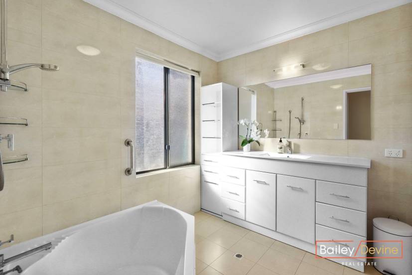 8 Martin Place, BIBRA LAKE, WA 6163 AUS