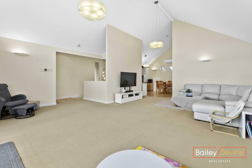 8 Martin Place, BIBRA LAKE, WA 6163 AUS
