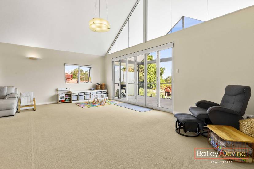8 Martin Place, BIBRA LAKE, WA 6163 AUS