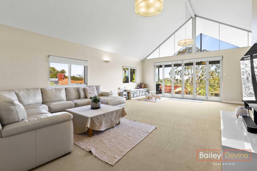 8 Martin Place, BIBRA LAKE, WA 6163 AUS