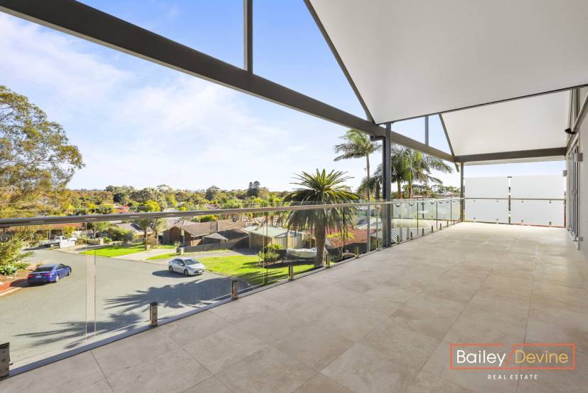 8 Martin Place, BIBRA LAKE, WA 6163 AUS