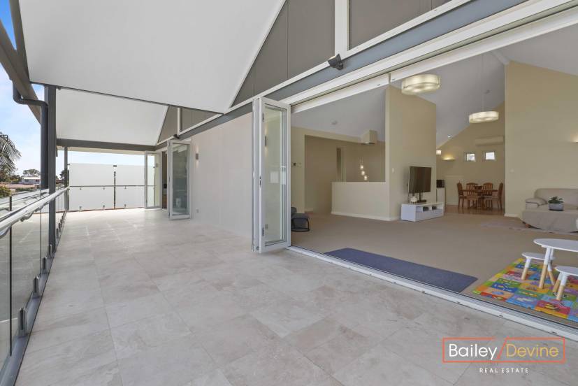8 Martin Place, BIBRA LAKE, WA 6163 AUS