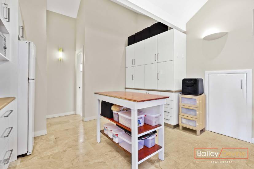 8 Martin Place, BIBRA LAKE, WA 6163 AUS