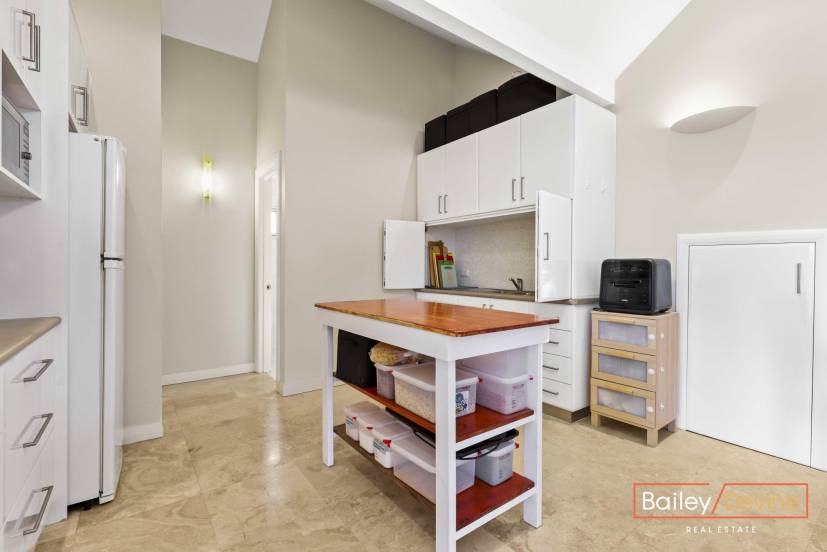 8 Martin Place, BIBRA LAKE, WA 6163 AUS