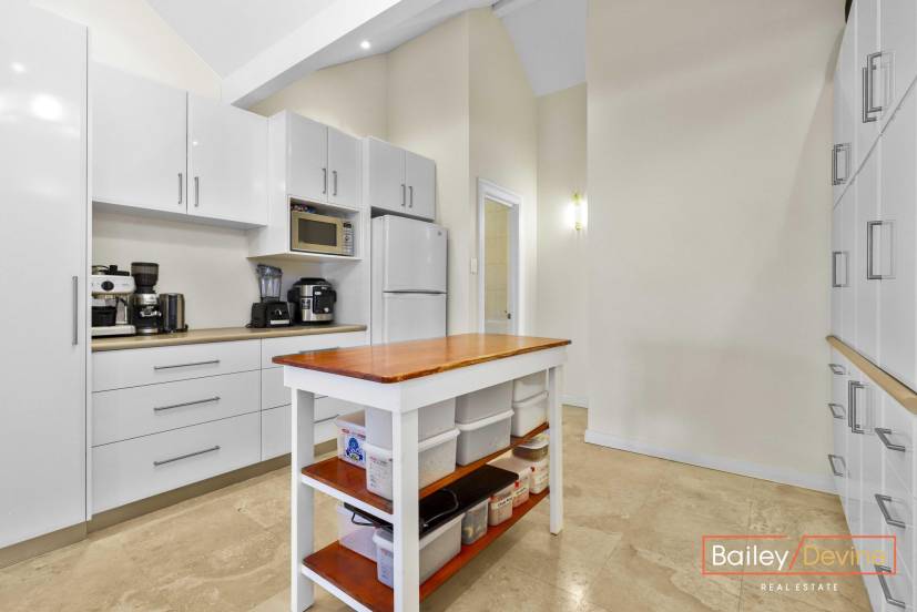 8 Martin Place, BIBRA LAKE, WA 6163 AUS