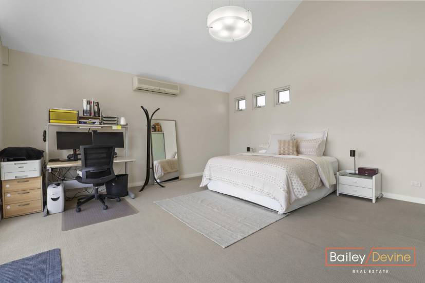 8 Martin Place, BIBRA LAKE, WA 6163 AUS
