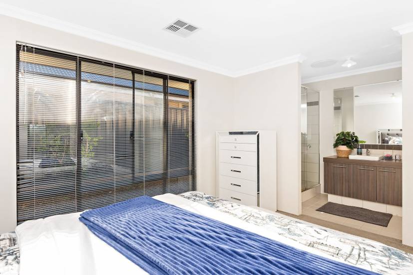 132 Rossiter Avenue, PIARA WATERS, WA 6112 AUS